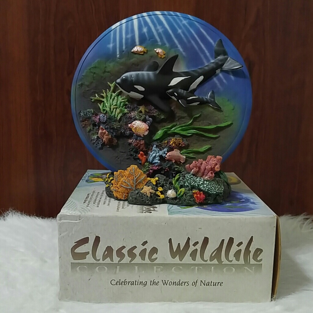 Classic Wildlife Collection whales reef decor